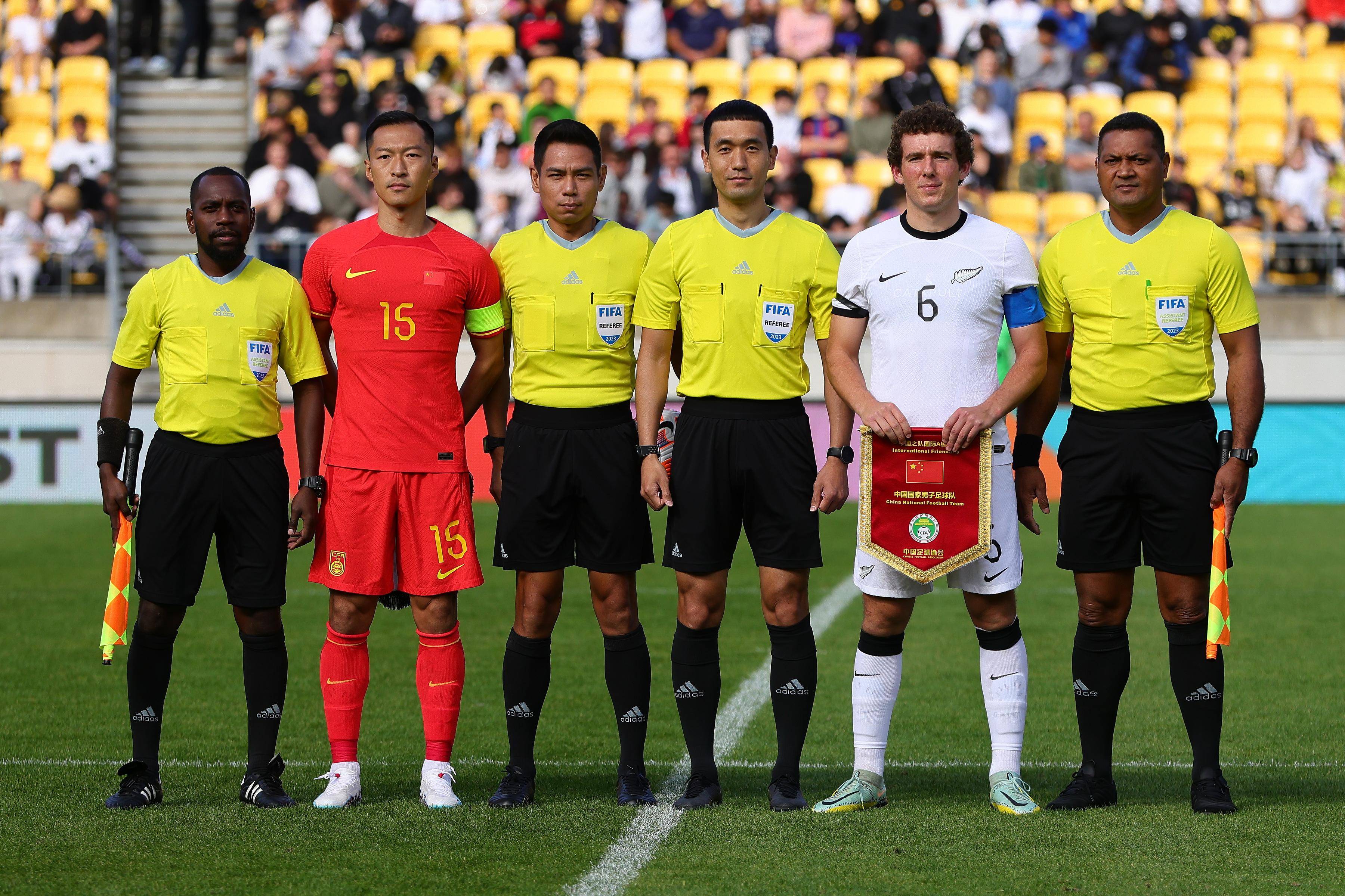 那不勒斯打破进球荒,波尔图球迷集体高唱助威的简单介绍 那不勒斯打破进球荒,波尔图球迷集体高唱助威的简单介绍